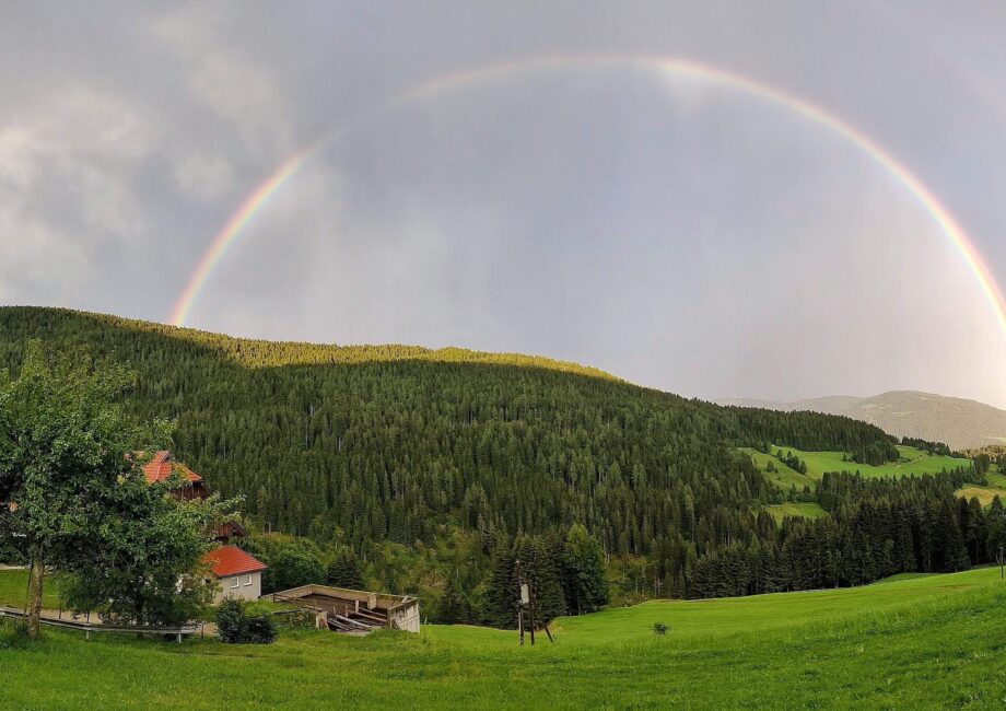 Doppelter Regenbogen über unserem Hof