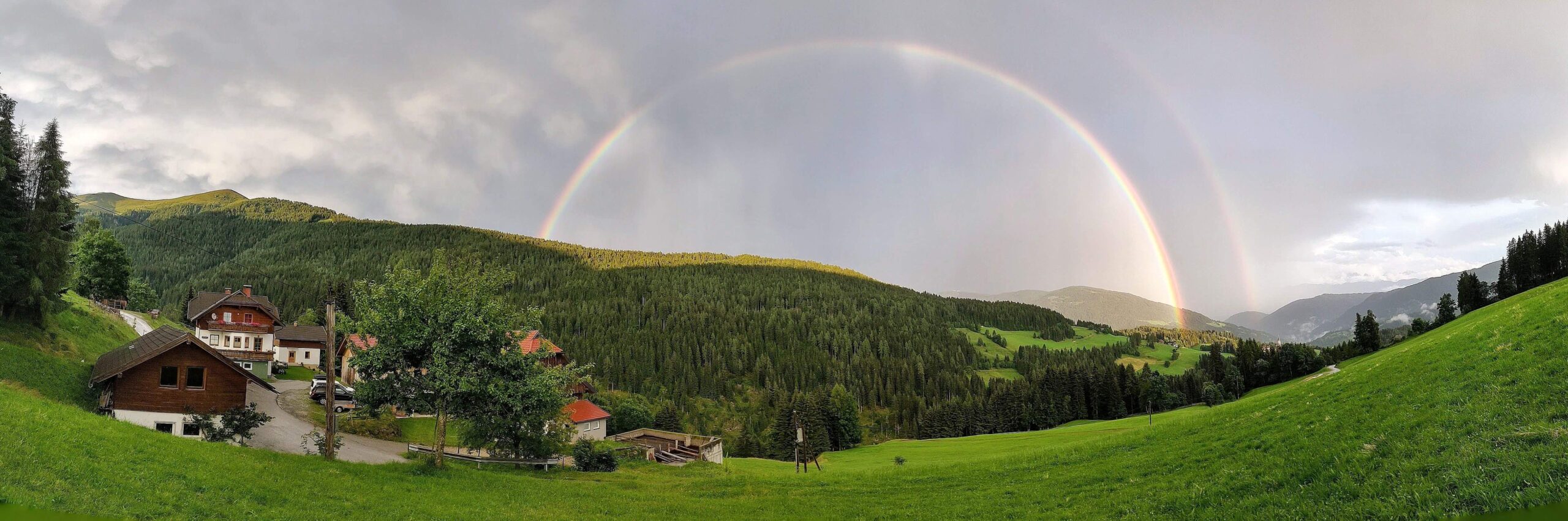 Doppelter Regenbogen über unserem Hof